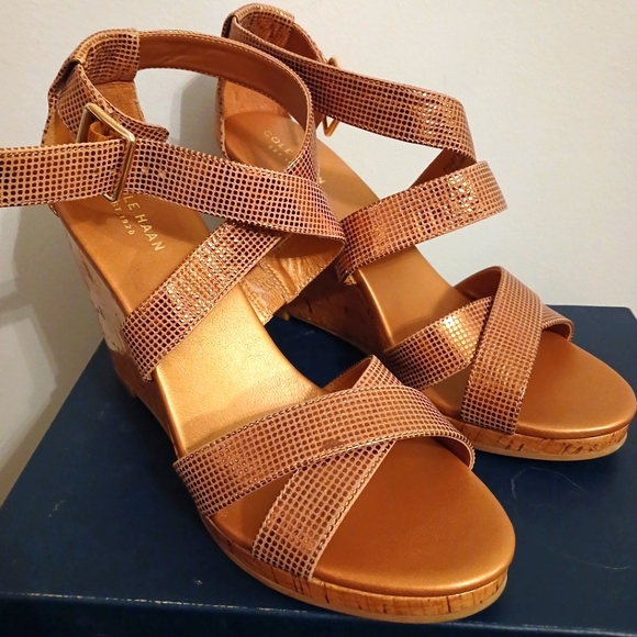 BNIB Cole Haan size 8 platform gold - Picture 1 of 8